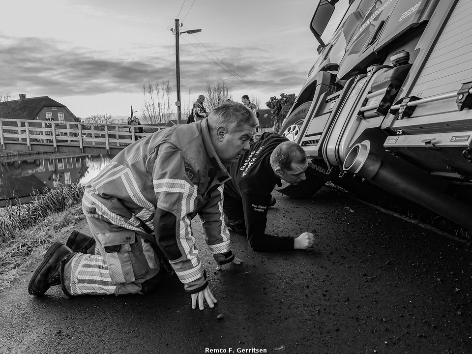 Brandweerwagen in Haastrecht bijna te water
