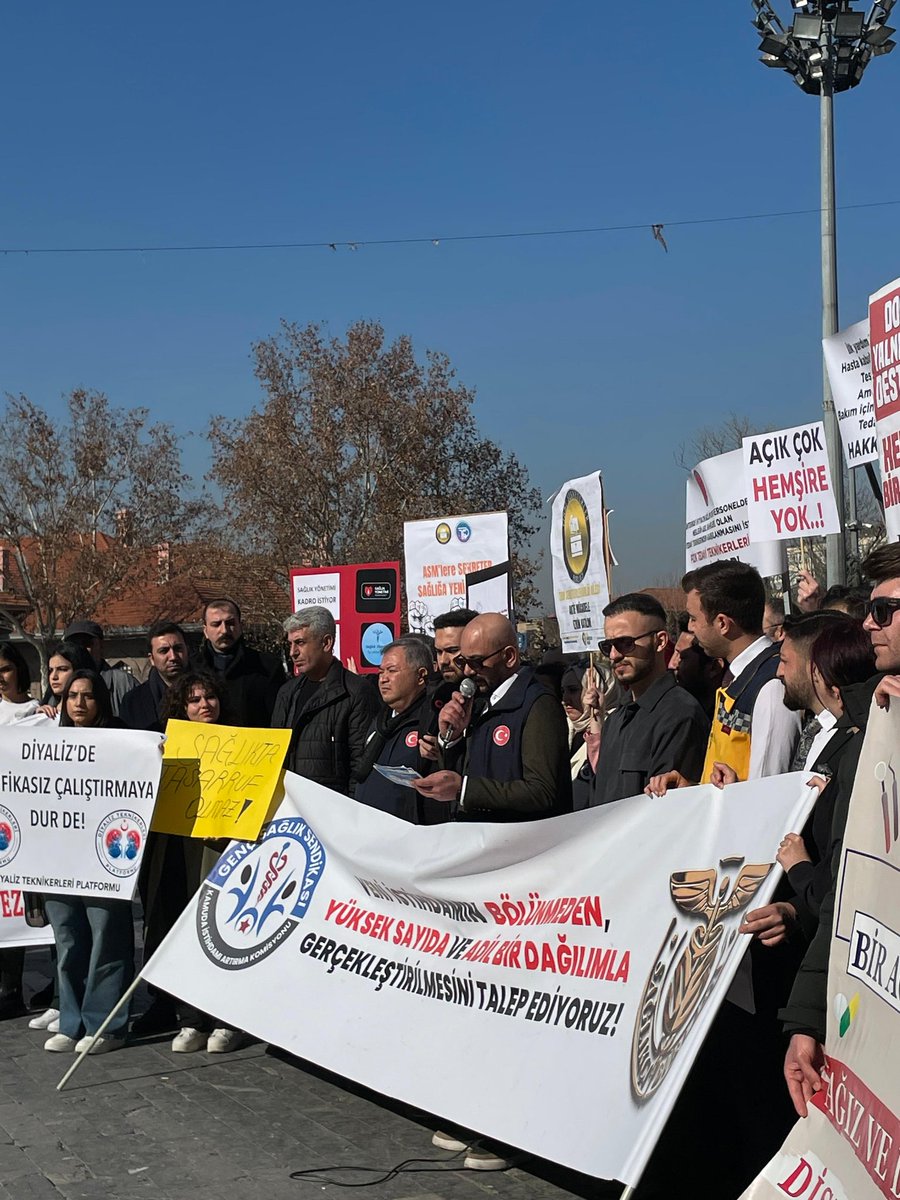 sakirartis1's tweet photo. Meydanda, atama talebinde bulunuyoruz. 

#SağlıkçıAtamaİçinUlusta https://t.co/wpyEBEdBt6