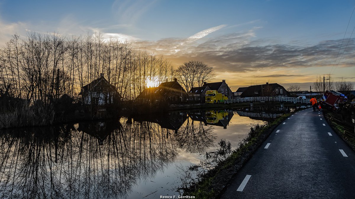 Brandweerwagen bijna te water in Haastrecht