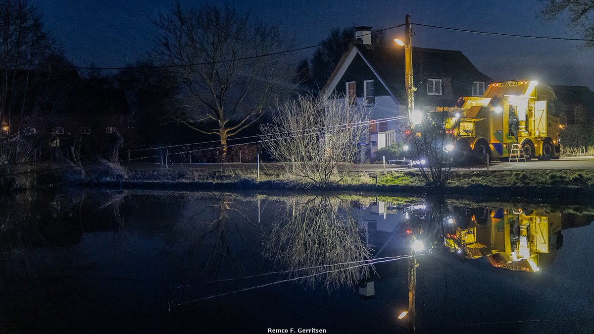 Brandweerwagen bijna te water in Haastrecht