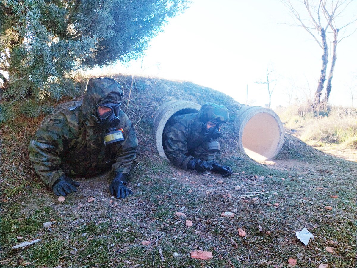 MADOC_ET's tweet photo. Los alumnos de la Escuela Militar de Sanidad reciben de la Escuela Militar de Defensa #NBQ unas jornadas formativas, donde aprendieron y aplicaron procedimientos básicos de vida y movimiento en ambiente contaminado. 
#EMDNBQ  
#EGLET https://t.co/rXRsHoV5sQ