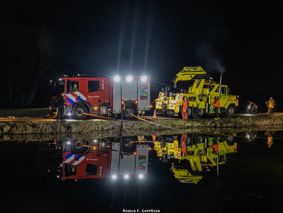 Brandweerwagen bijna te water in Haastrecht