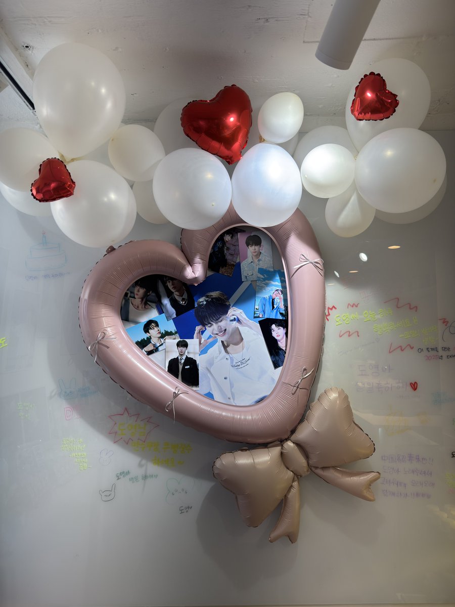 ☘️도영 생일카페 투어☘️

첫번째로 다녀왔는데 기준을 너무 높여주신 카페🩷
작은 카페였는데 아기자기 빼곡히 꾸며놓으셔서 구경하는 내내 미소 폭발하면서 구경했다!
셀렉하신 사진도 너무 이쁘고 마카롱 특전도 너무 맛있었다아💚

#사랑에빠지기까지2시간1분전
<a href="/sabba0201/">아침 식사는 언제나 아궁빵🫓</a>