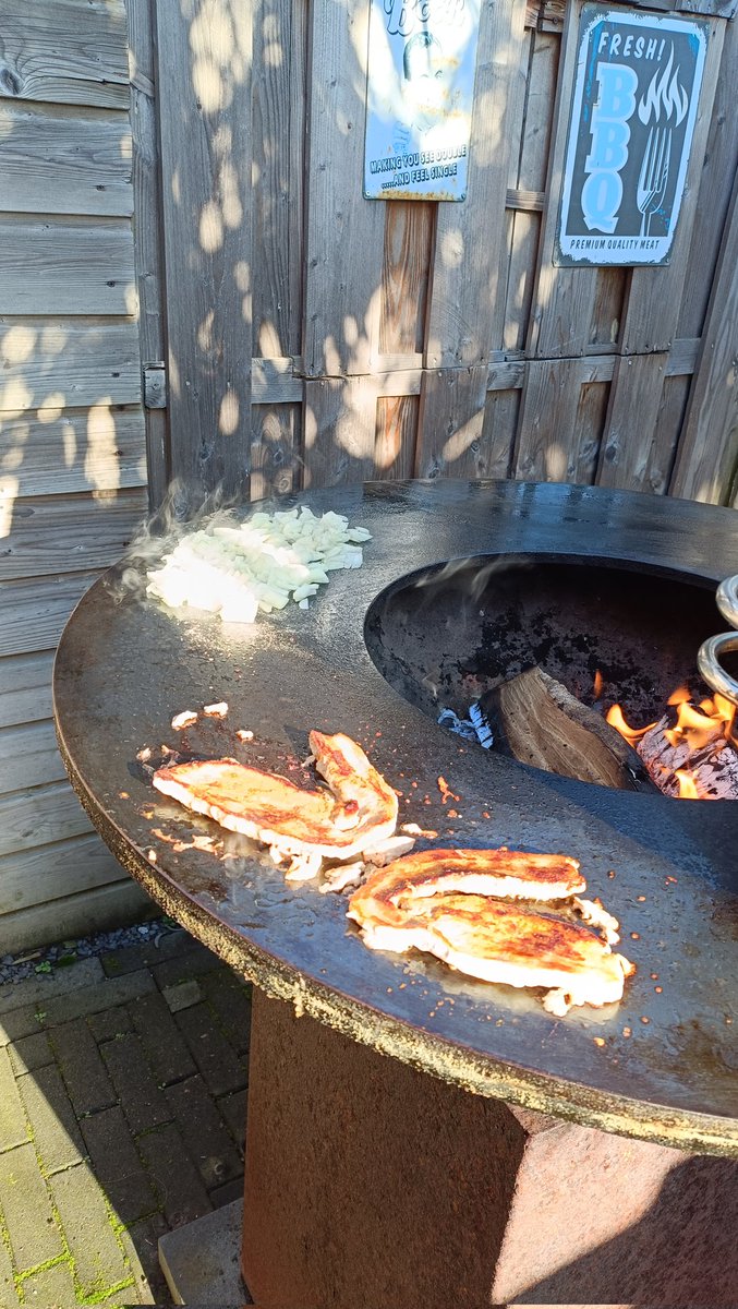 RdR1970's tweet photo. Mooi weer voor het bereiden van spareribs op #OFYR gewoon met droog en onbewerkt hout, geen gekwalm, niemand tot last.
#SaturdayVibes https://t.co/9GSk2OaFi1