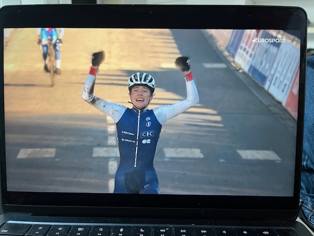 Dernier tour génial aux Monde de cyclocross  junior dames, sur <a href="/Eurosport_FR/">Eurosport France</a> . Grand bravo à Lise Revol ! 🇫🇷<a href="/chainelsteve/">Steve Chainel</a> <a href="/RoisDeLaPedale/">RoisDeLaPedale</a>