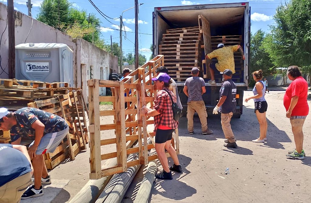 Val_Fabian's tweet image. 📢🌱 ¡Ayer recibimos una nueva donación de #Pallets!

Gracias @AutosdelSurSA🙌 por reafirmar el trabajo conjunto este 2025.
Estos #pallets los desarmamos 🔨 y los convertimos en cercos, bancales y macetas para las huertas🌱 del programa #HuertasDeLaCiudad🍅🥦🌼, promoviendo un