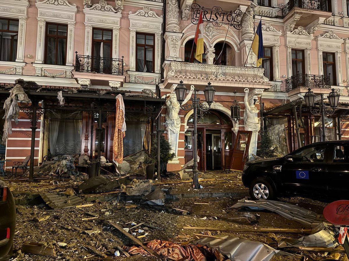 The Hotel Bristol in Odesa damaged by a 🇷🇺 missile. I visited that hotel so many times on stays in Odesa 🇺🇦. I guess 🇷🇺 wanted to destroy it because they couldn’t have it for themselves.
