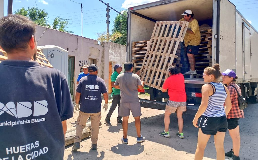 Val_Fabian's tweet image. 📢🌱 ¡Ayer recibimos una nueva donación de #Pallets!

Gracias @AutosdelSurSA🙌 por reafirmar el trabajo conjunto este 2025.
Estos #pallets los desarmamos 🔨 y los convertimos en cercos, bancales y macetas para las huertas🌱 del programa #HuertasDeLaCiudad🍅🥦🌼, promoviendo un