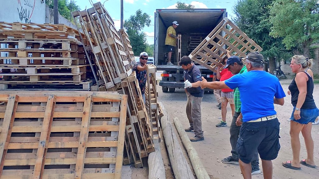 Val_Fabian's tweet image. 📢🌱 ¡Ayer recibimos una nueva donación de #Pallets!

Gracias @AutosdelSurSA🙌 por reafirmar el trabajo conjunto este 2025.
Estos #pallets los desarmamos 🔨 y los convertimos en cercos, bancales y macetas para las huertas🌱 del programa #HuertasDeLaCiudad🍅🥦🌼, promoviendo un