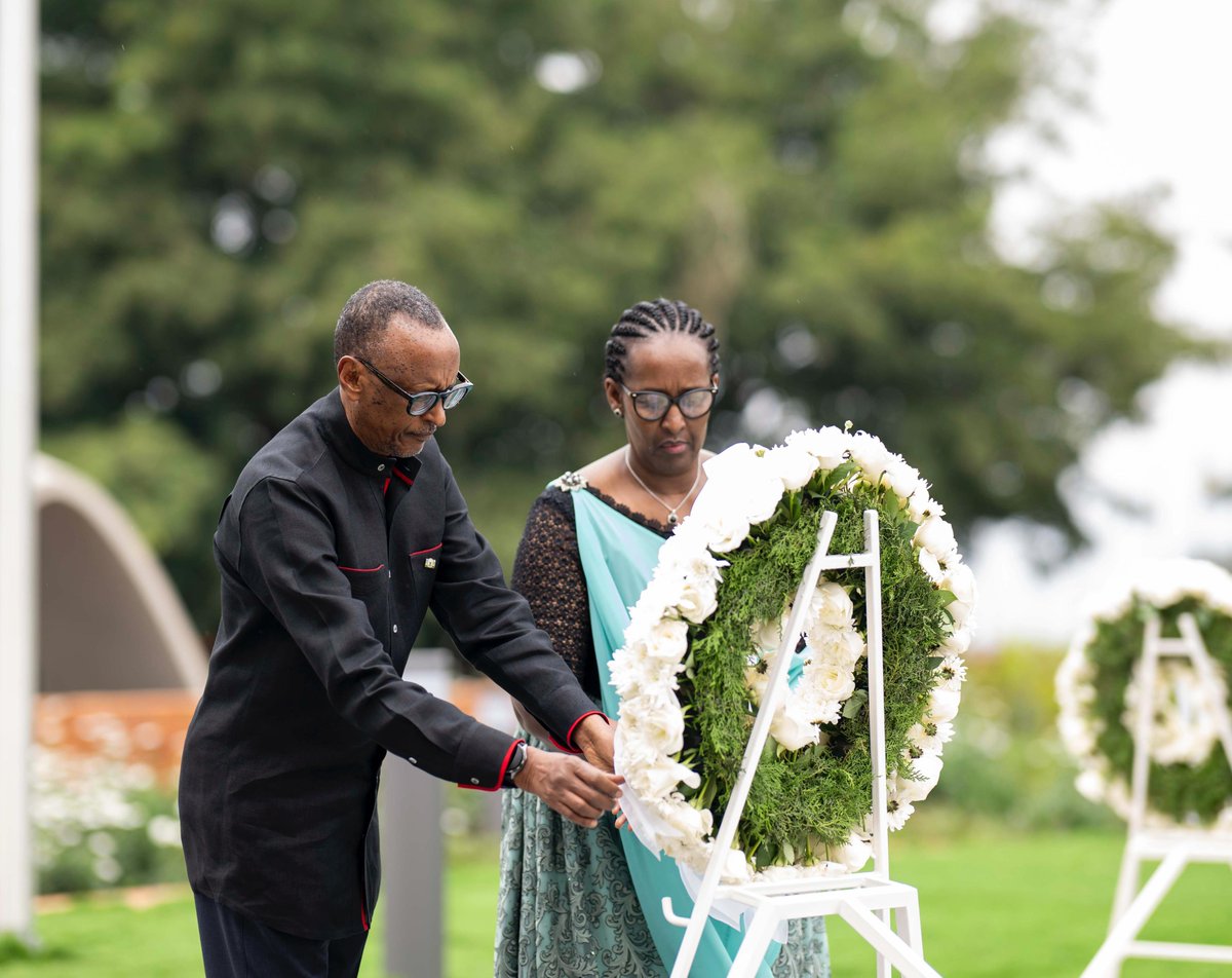 UrugwiroVillage's tweet photo. President Kagame and First Lady Jeannette Kagame laid a wreath in commemoration of Rwandan heroes before observing a moment of silence at the Heroes National Mausoleum. The Mausoleum honors Rwandan heroes under three categories; Imanzi, Imena and Ingenzi. #Ubutwari2025 https://t.co/fnPugsWZzt