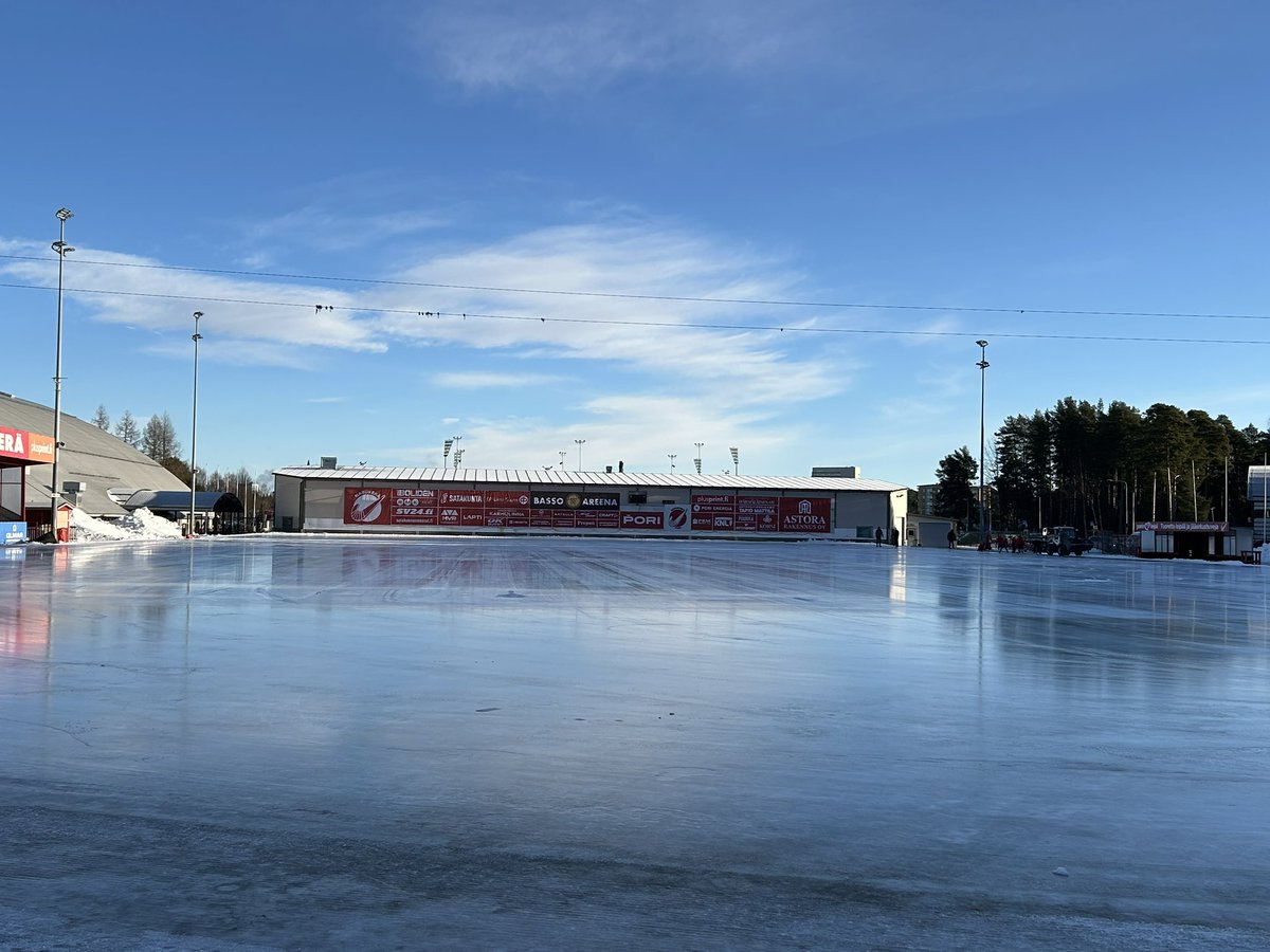 jani_raukko's tweet photo. Diili piti. 👌 Kenttä on käytössä siihen tarkoitettuun toimintaan. Ei vielä kunnossa, mutta käytettävissä. Keskiviikkona täysin kunnossa. Narukerä - HIFK Klo 19.00 Bandyliigan ylempi loppusarja.
#talviklassikko https://t.co/hnMWFxQjCQ