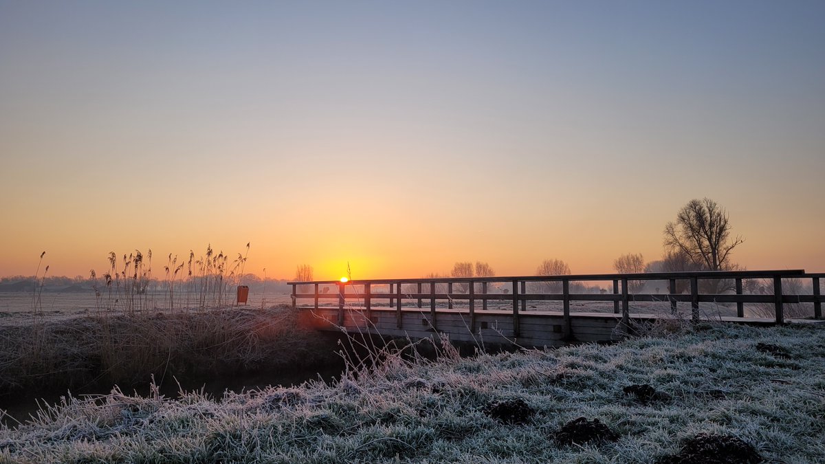 TaxFrancien's tweet photo. Wat een mooie zonsopkomst weer vanmorgen, genoten @BuienRadarNL @Weerplaza @weeronline @helgavanleur  @HartvNL @roosendaal @weermanrobert @_weernl @WeerBerichtNL https://t.co/Xi8x8Ymh6n