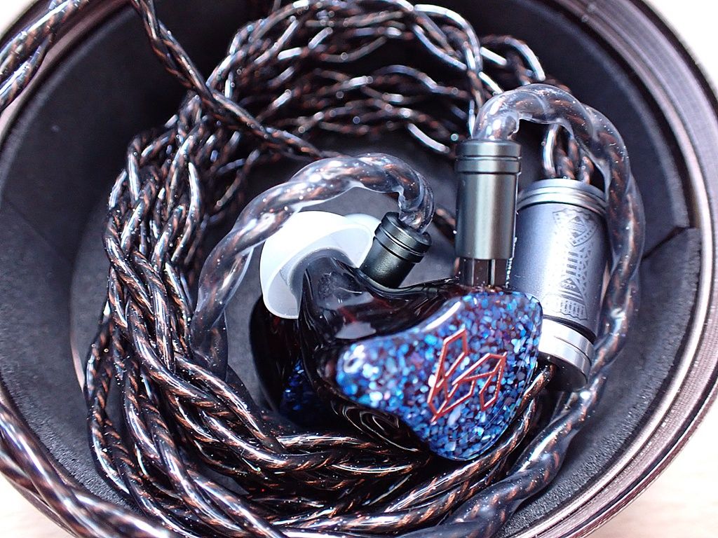 sanbaime376782's tweet image. ■Starry Audio Yozora
空間が広いのに、細かい音を拾いやすく好きな音だった。

同日に聞かせてもらったyoruと雰囲気は似ているけど、
より、高域が伸びて繊細な感じ。

個人的には、イヤピ等でほんの少し金属的な高音を後ろに下げることができれば、
更に臨場感が向上しそうな予感。