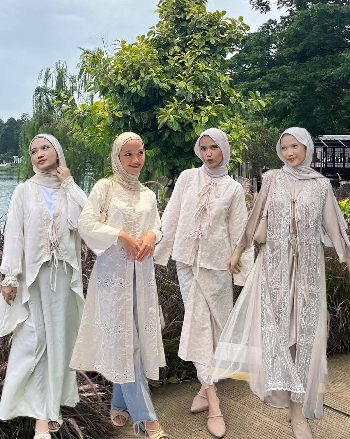 xalivyy's tweet photo. Brand satu ini ngeluarin raya series yang modelnya cakep-cakep banget😍 ada dress, tunik, one set dan abaya🙌🏻✨ https://t.co/Td0emlaCvZ
