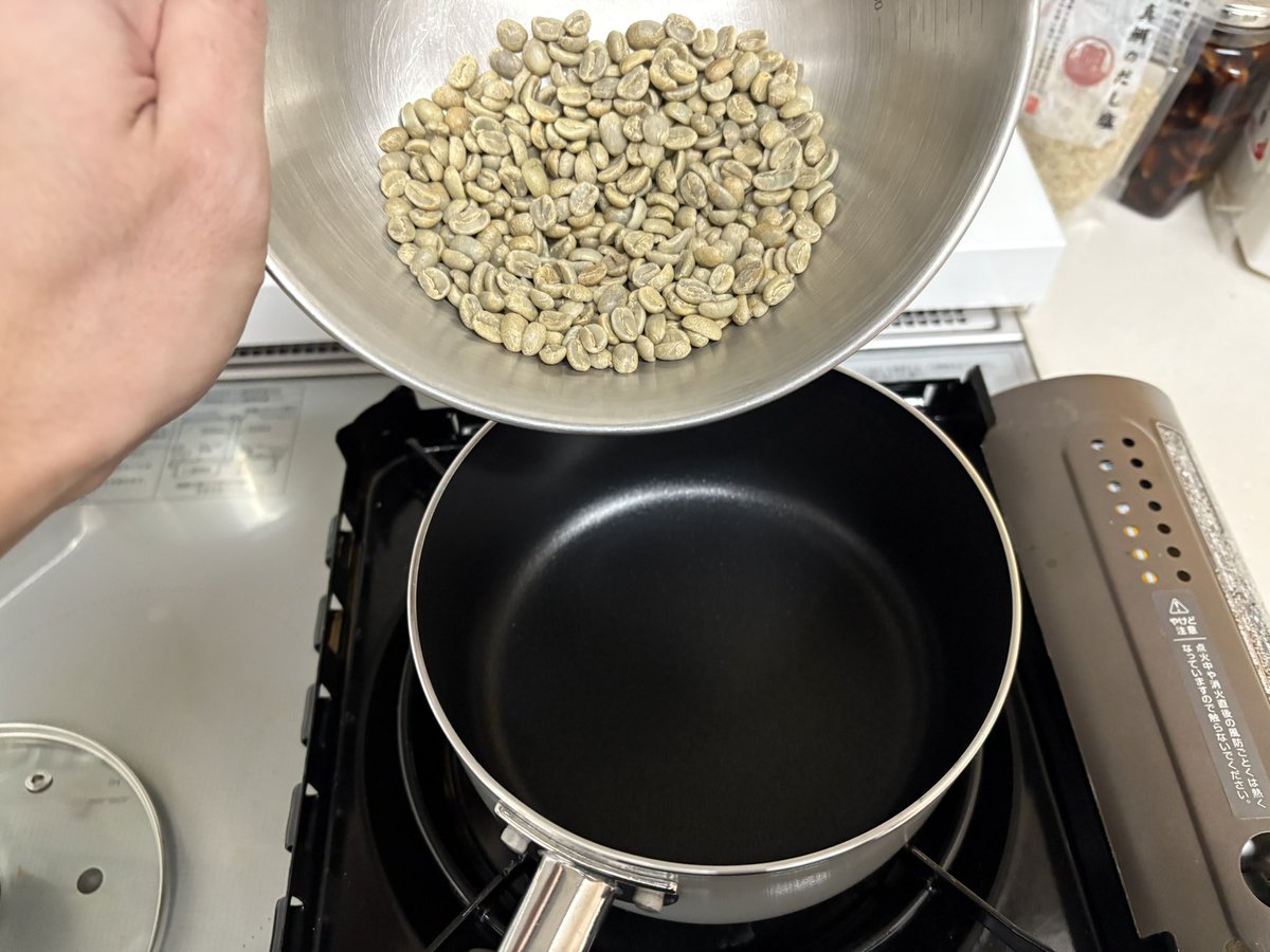 HiromuscleC's tweet photo. ダイソー500円鍋で人生初の手鍋焙煎。
思ってたより普通にムラ無く美味しく焼けました。
楽しいので雨でやる事がない週末にお勧め。
コスパ最強な気がします https://t.co/ARqI4w6B4i