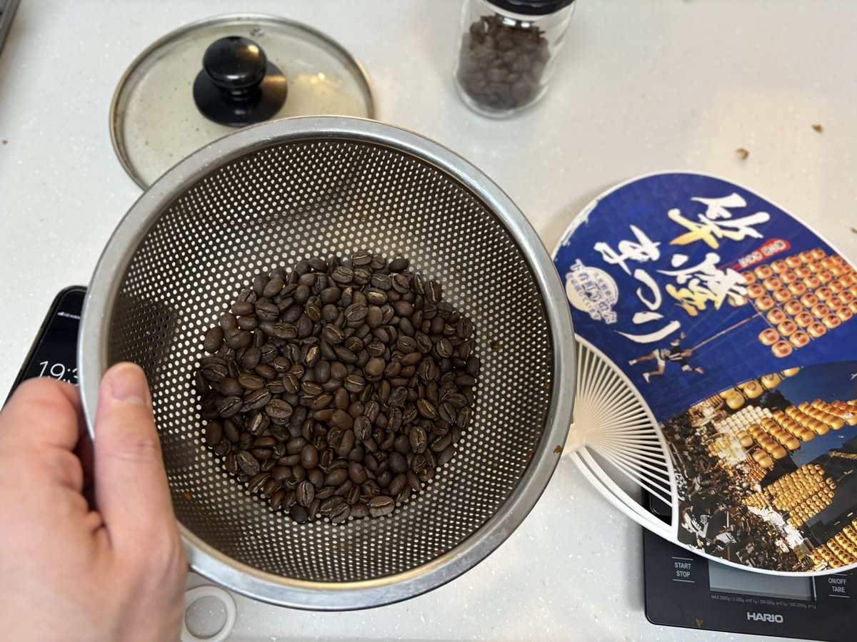 HiromuscleC's tweet photo. ダイソー500円鍋で人生初の手鍋焙煎。
思ってたより普通にムラ無く美味しく焼けました。
楽しいので雨でやる事がない週末にお勧め。
コスパ最強な気がします https://t.co/ARqI4w6B4i