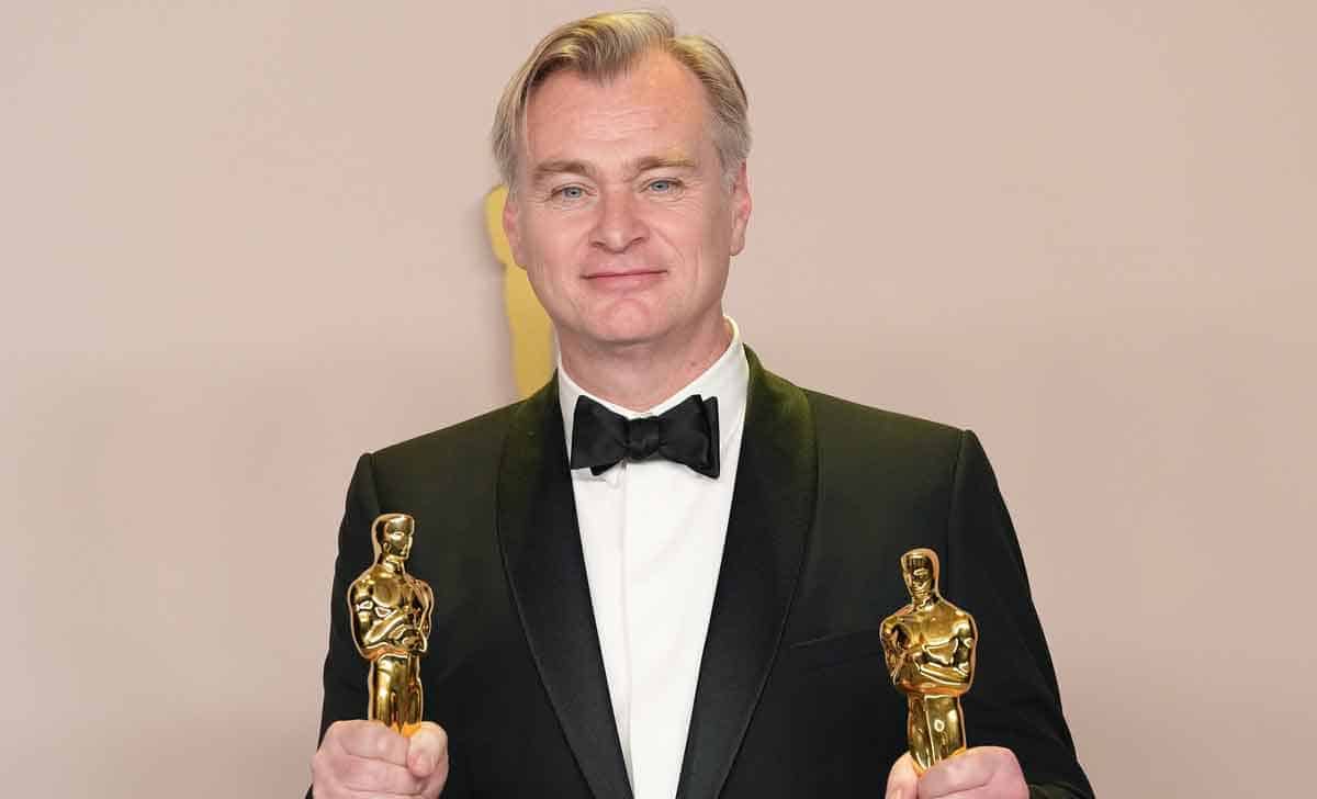 Cinemascomics's tweet photo. 🎬🔥 ¡Christopher Nolan sorprende con un proyecto secreto! Además de The Odyssey, el director podría estar preparando un thriller misterioso con una superestrella 🤯🎥 #ChristopherNolan #Cine #DieEarly #TheOdyssey https://t.co/G2xMlpyYnQ https://t.co/wZMn4JgWGx