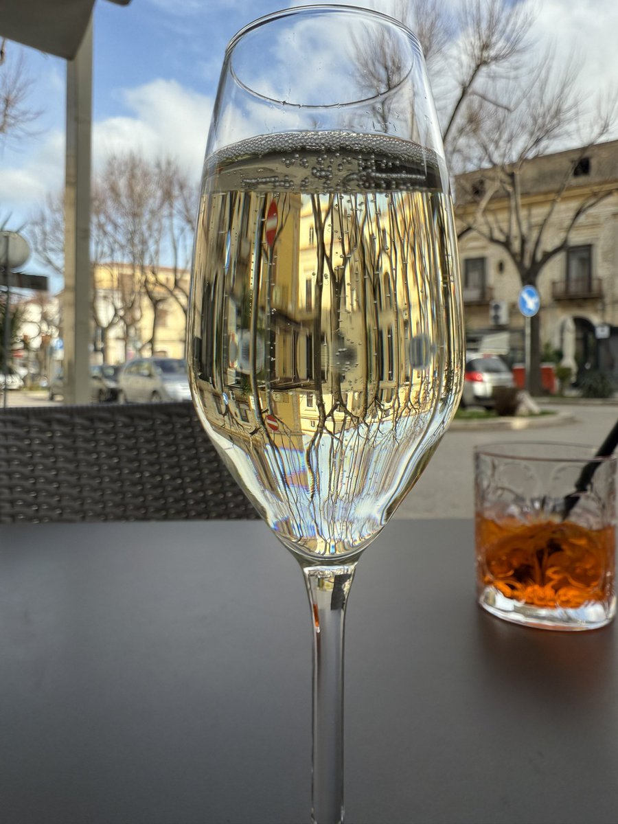 cavmatt12's tweet photo. L’ora giusta per un prosecco …#chiviene? https://t.co/Sl8pUZhT7c