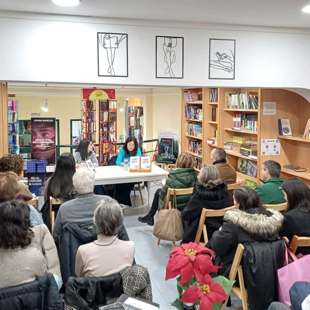 Fotos da presentación na <a href="/LibreriaAgrasar/">Librería Agrasar</a> de Monforte de Lemos de 𝑻𝒐𝒅𝒐 𝑷𝒂𝒔𝒂 de Laura L. Drusetta, gañadora do IX Premio Antón Risco de Novela Curta.

✨Moitas persoas reunidas compartindo o interese de conectar coas palabras da autora e do seu libro 📚
#premiantónrisco