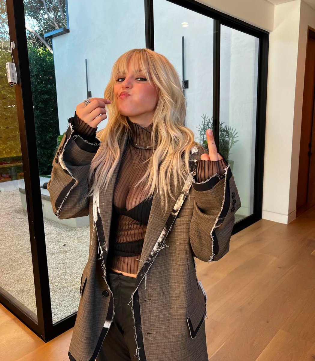 every day reneé rapp (@ilovesnowangel) on Twitter photo 