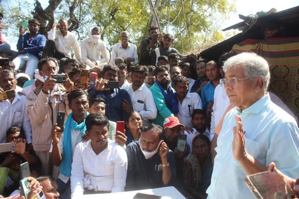 पातोंडा वंनजमीन आणि एका वडार समाजातील माणसाचा मृत्यू…

आज वंचितांचे आणि बहुजनांचे नेते श्रद्धेय  ऍड बाळासाहेब आंबेडकर यांनी पातोंडा गावाला प्रत्यक्ष भेट देऊन पीडित कुटुंबांचे सांत्वन केले आणि अमानुषपणे गरिबांवर अत्याचार करणाऱ्या अधिकारी कर्मचाऱ्यांवर CID चौकशी लावून कार्यवाही