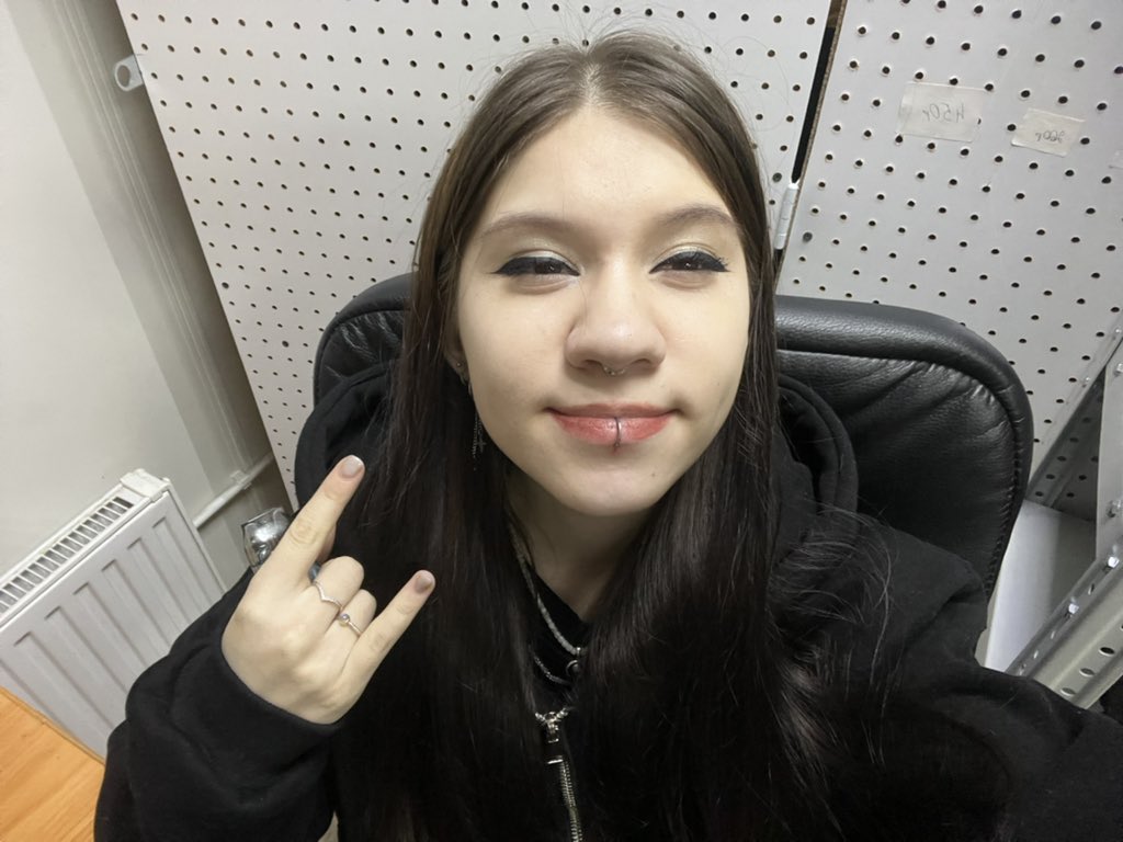 Проколола губу, я неформалка теперь?