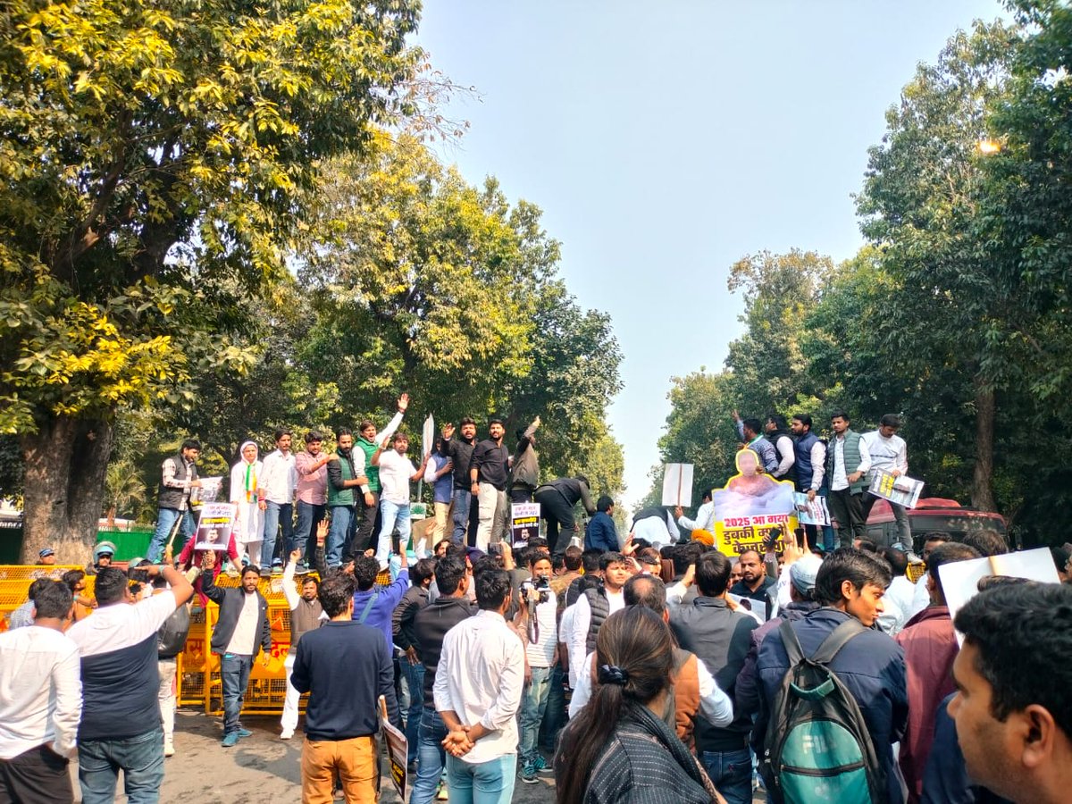 iKarunPaswan's tweet photo. 🚨 केजरीवाल के आवास के बाहर IYC का #FlashProtest
2025 आ गया, और दिल्ली चुनाव भी..
यमुना में डुबकी कब लगाएंगे केजरीवाल जी⁉️
वादाखिलाफी के खिलाफ IYC अध्यक्ष श्री @UdayBhanuIYC के नेतृत्व में @IYC का विशाल विरोध प्रदर्शन!🔥
@RahulGandhi @kharge @Allavaru @srinivasiyc @SamratJena https://t.co/6nkS4YOJPl