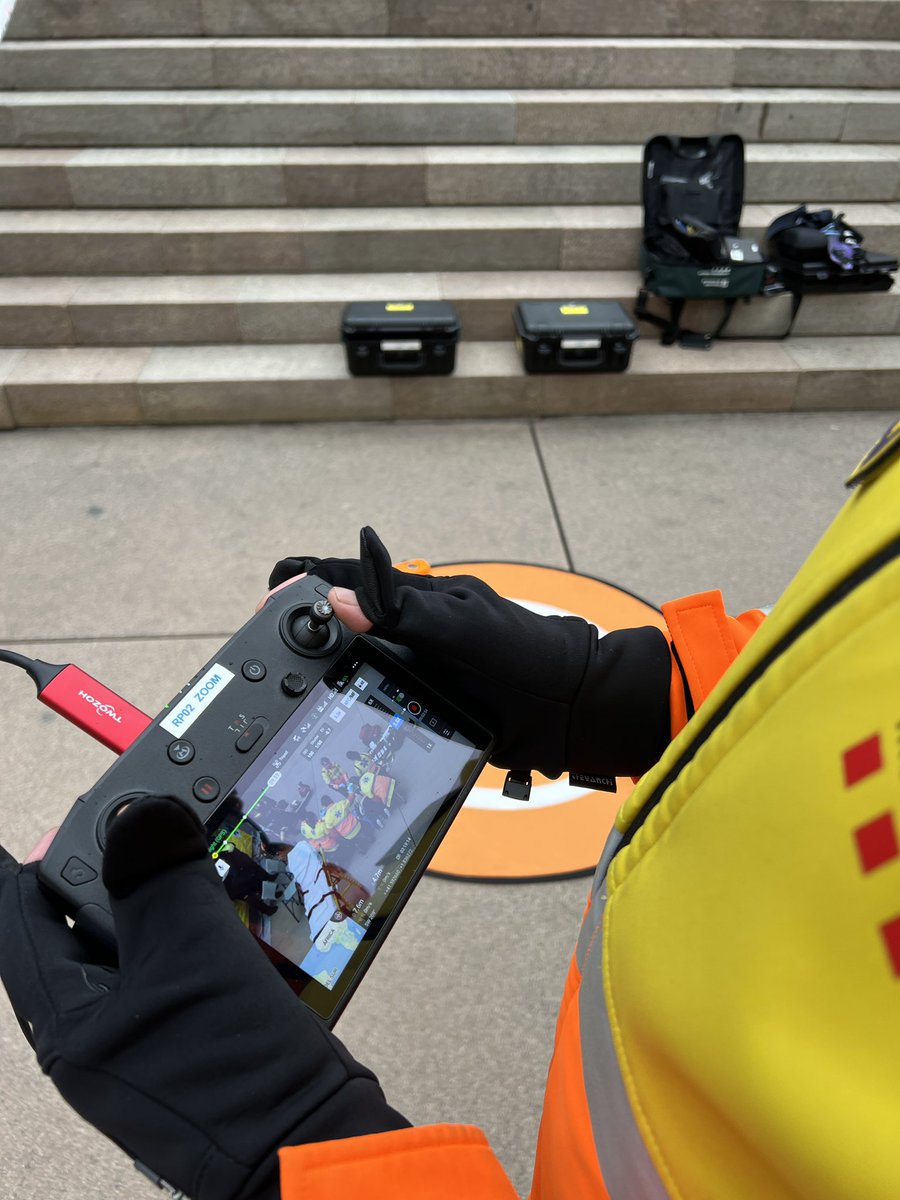 semgencat's tweet photo. 📸📸 #EstàPassant: Ara mateix té lloc l’exercici de simulació de #RCP a #Montserrat.
S’han activat recursos de central de coordinació #CECCOS, unitats terrestres, drons i psicòlegs.
També hi participen el servei d’infermeria de Montserrat i @mossos.
👏🏽👏🏽 Moltes gràcies a tots els actuants!
