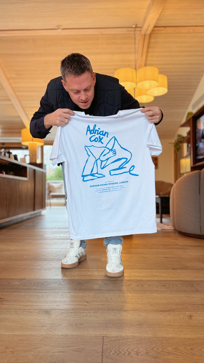 AdrianCoxMusic's tweet photo. 🌟 T SHIRT LOVERS
Check it out, I have new merch to accompany my my latest project
Makin’ Runs designed by the master illustrator Con McHugh !!!
These will fly out
https://t.co/WuO9LVYKW0
#hip #tshirt #design #LimitedEdition #makinruns @creativeboom @XCreators https://t.co/wTZuLADTuu