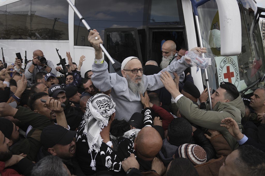 BPINewsOrg's tweet image. Buses carrying 183 Palestinian prisoners have arrived in the West Bank, where crowds gathered to welcome them.

Among those released is Sidqi Hamed al Zaro, 63, imprisoned for 24 years, and Imad Abu Ramouz, 50, who served 21 years.

#Palestine #WestBank #PrisonerExchange