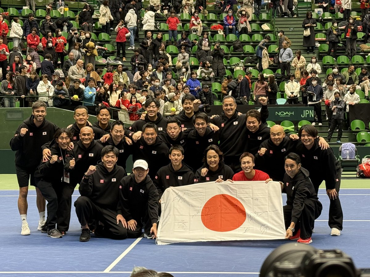 312iron's tweet photo. すごく嬉しい事が🙌
試合終わりCEで🇯🇵旗を持って立っていたら染谷コーチが来て旗を貸してもらって良いですか？と
選手と映っている旗🇯🇵私のなんです。西岡君や柚木君が背負ってくれたり圭くんが持ってくれたり
選手皆んながサインを書いてくれて返って来ました。
超感動😭一生の想い出になった家宝✨ https://t.co/JENKGYFukc