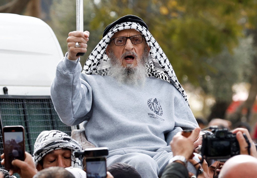 BPINewsOrg's tweet image. Buses carrying 183 Palestinian prisoners have arrived in the West Bank, where crowds gathered to welcome them.

Among those released is Sidqi Hamed al Zaro, 63, imprisoned for 24 years, and Imad Abu Ramouz, 50, who served 21 years.

#Palestine #WestBank #PrisonerExchange