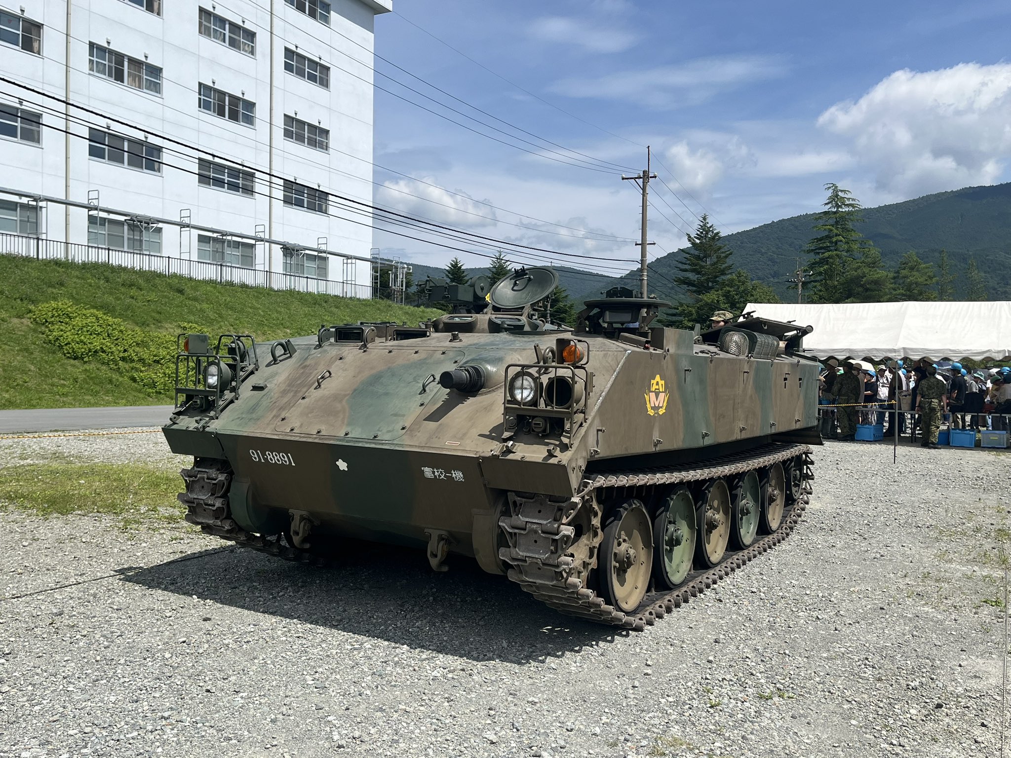 迷彩色 73式装甲車 モデル 現状渡し 73式装甲車 [ 73APC ] 陸上自衛隊 水陸両用装甲車 AAV7 と連携