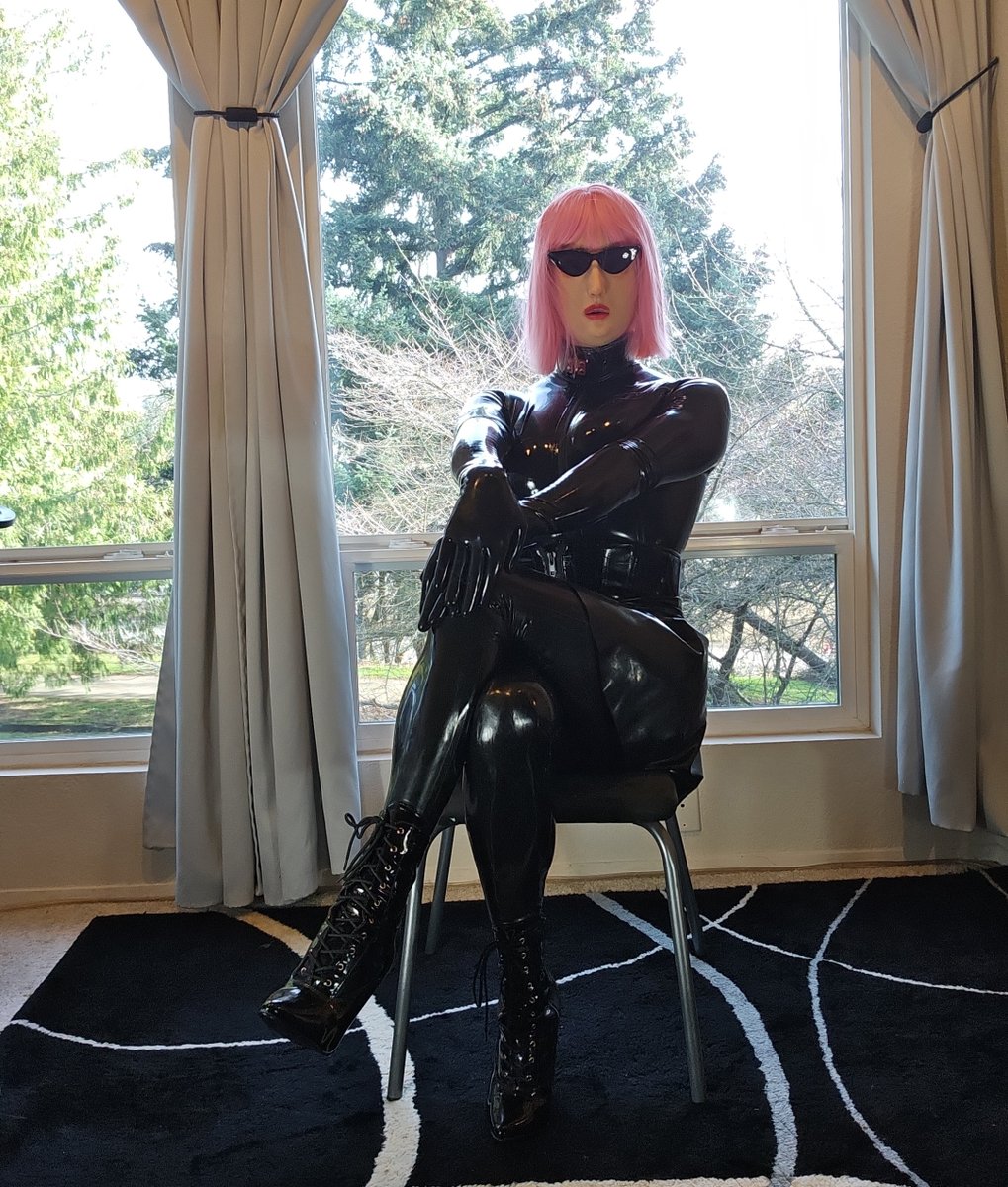 Enjoying the tight embrace of latex and this time adding a little colour. #latex #femalemasker #kigurumi