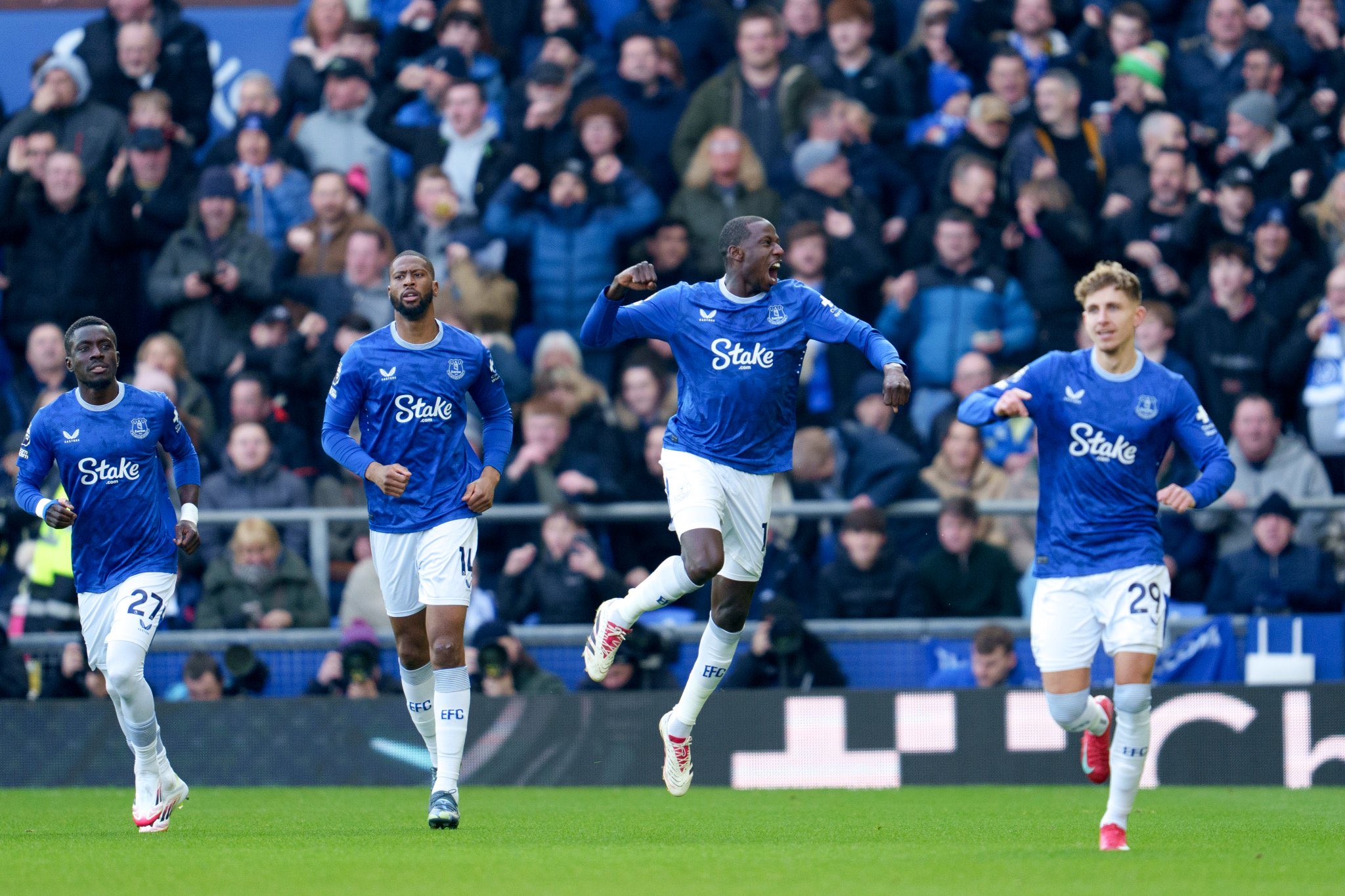 Abdoulaye Doucouré celebra el gol del Everton a los 10 segundos.