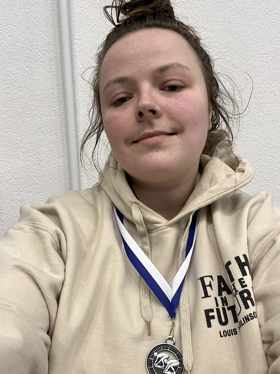 Celebrating my 28th birthday today but also a medal for 50m backstroke! 🎉🎉