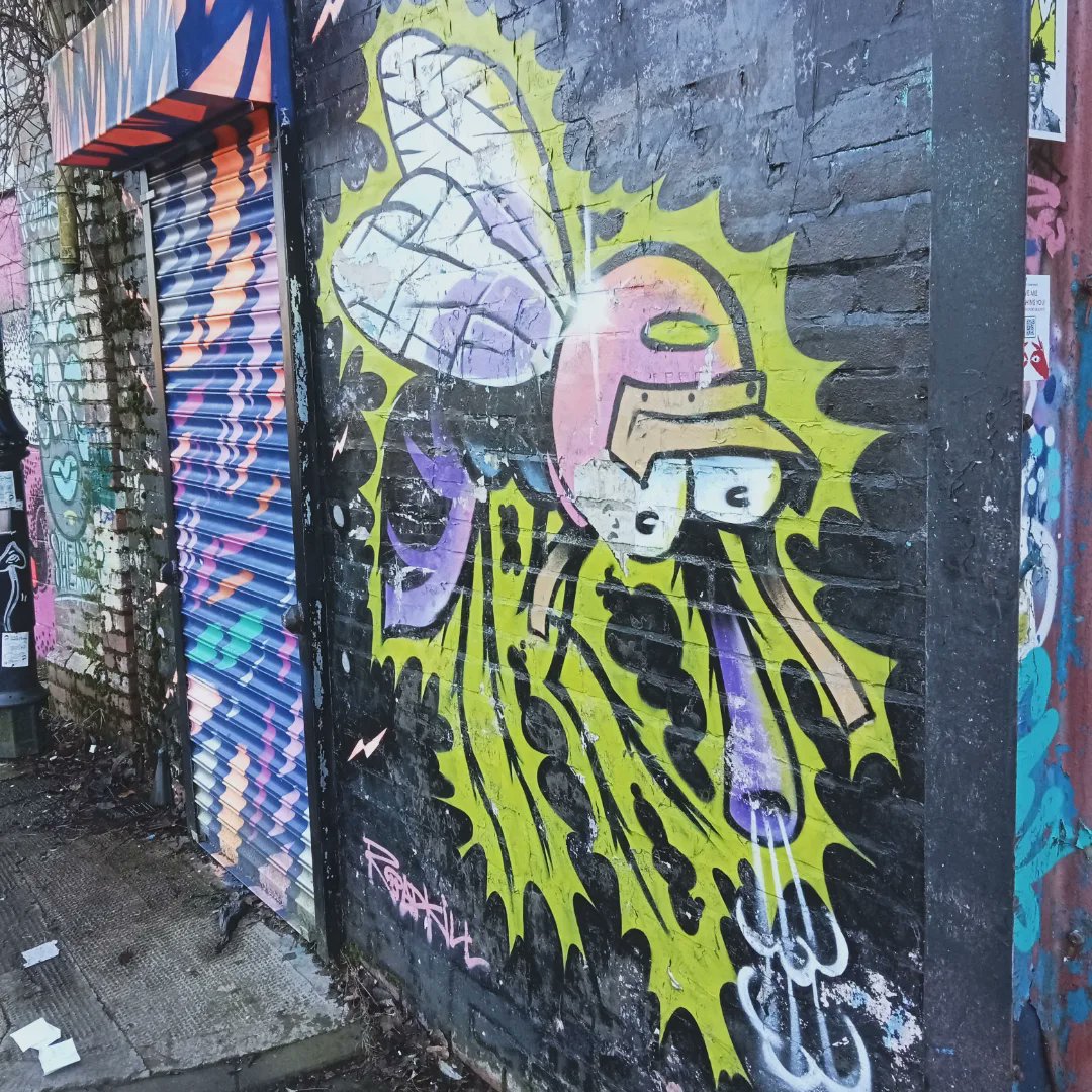 ManInPaintUK's tweet photo. AFTER VISITING the #artgallery I had a mooch around the local area. I'm a massive fan of #sprayart. So many talented #artists making some boring buildings look pretty #amazing with their #bright #colours π€©π¨π¨π»βπ¨ποΈπ§± #LoveThisStuff
#artistsonx #maninpaint #80skid #geek #geekart https://t.co/FSWVMGSPk4