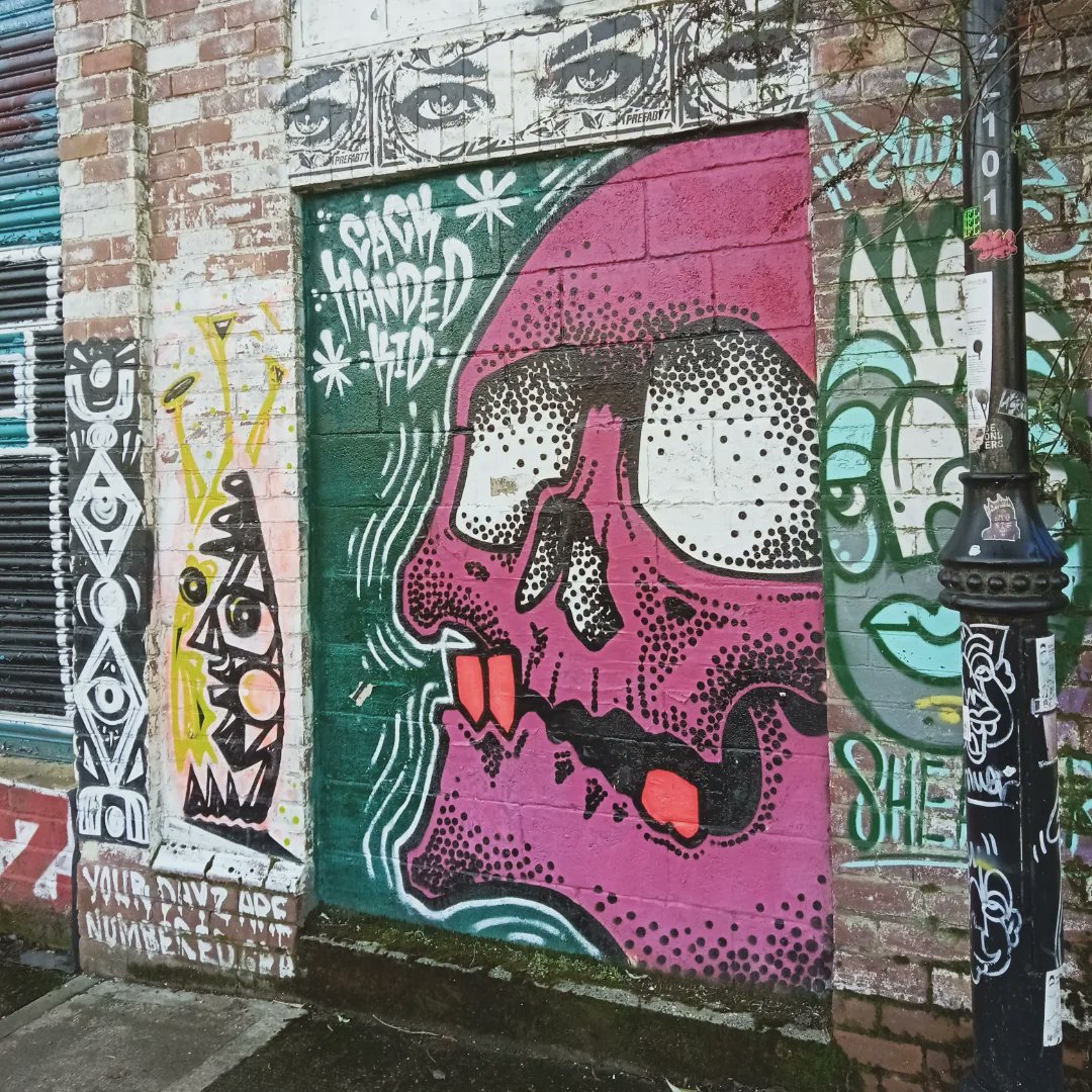 ManInPaintUK's tweet photo. AFTER VISITING the #artgallery I had a mooch around the local area. I'm a massive fan of #sprayart. So many talented #artists making some boring buildings look pretty #amazing with their #bright #colours π€©π¨π¨π»βπ¨ποΈπ§± #LoveThisStuff
#artistsonx #maninpaint #80skid #geek #geekart https://t.co/FSWVMGSPk4