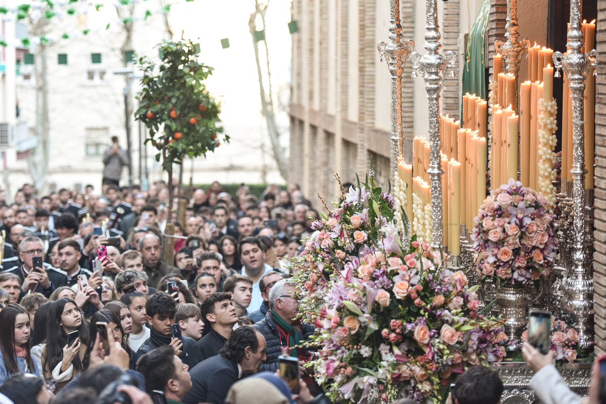 Júbilo en el barrio de Cristo Rey porque la Esperanza ya recorre las calles de Jaén.

@HdadPerdonJaen