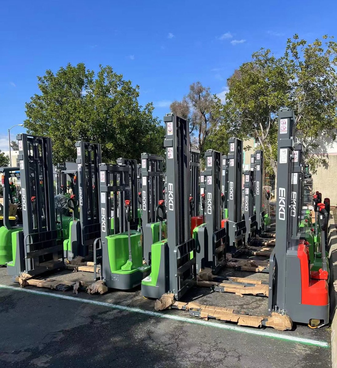 EKKOlifts's tweet photo. Available of #EB13C-Li Series Electric Straddle Stacker. 2800lb Cap, 98~145’’ Lift height. 45’’Forks, Curtis Control, Lithium Battery, On Board Charger.
For more info, Visit: https://t.co/WHEJyJAut1 877-232-6517 info@ekkolifts.com #ekkolifts #forklifts #lifttruck #stacker https://t.co/F8j1LWo8Ml