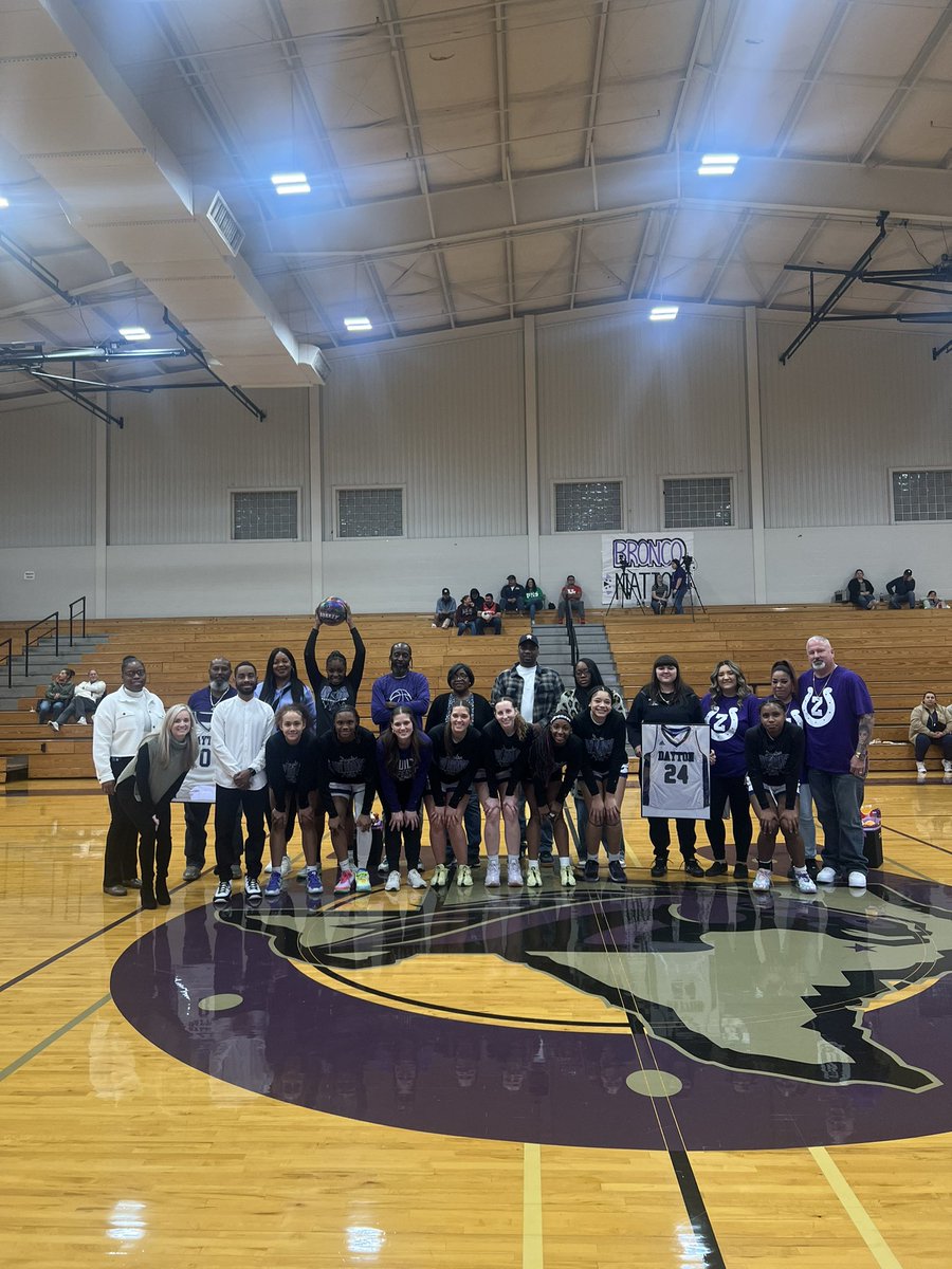 Clean Sweep 🧹 🧹🧹 Last Night As We Celebrated Our Seniors On Senior Night! 

#BroncoNation🏀🐎 #HWPO💪🏾 #SeniorNight🎓🎓 #ThankYouSeniors👏🏾👏🏾👏🏾👏🏾