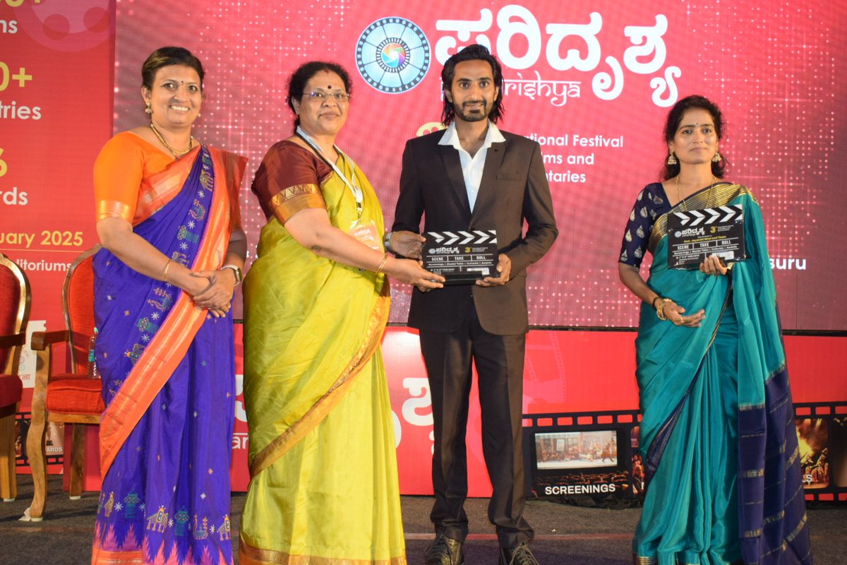 VSKKarnataka's tweet photo. ಮೈಸೂರು: ಮೂರನೇ 'ಪರಿದೃಶ್ಯ' ಅಂತರಾಷ್ಟ್ರೀಯ ಕಿರುಚಿತ್ರ ಮತ್ತು ಸಾಕ್ಷ್ಯಚಿತ್ರೋತ್ಸವದಲ್ಲಿ ಗಾಯಕಿ ಜಯಂತಿ ಭಟ್ ಮತ್ತು ತಂಡದಿಂದ ಸಂಗೀತ ಸಂಜೆ ಕಾರ್ಯಕ್ರಮ.
#Paridrishya2025 #MasterTalks #FundamentalsOfFilmmaking https://t.co/D2mHP7W1fd