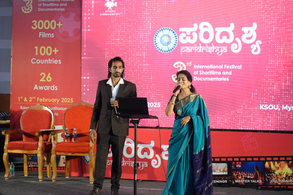 VSKKarnataka's tweet photo. ಮೈಸೂರು: ಮೂರನೇ 'ಪರಿದೃಶ್ಯ' ಅಂತರಾಷ್ಟ್ರೀಯ ಕಿರುಚಿತ್ರ ಮತ್ತು ಸಾಕ್ಷ್ಯಚಿತ್ರೋತ್ಸವದಲ್ಲಿ ಗಾಯಕಿ ಜಯಂತಿ ಭಟ್ ಮತ್ತು ತಂಡದಿಂದ ಸಂಗೀತ ಸಂಜೆ ಕಾರ್ಯಕ್ರಮ.
#Paridrishya2025 #MasterTalks #FundamentalsOfFilmmaking https://t.co/D2mHP7W1fd