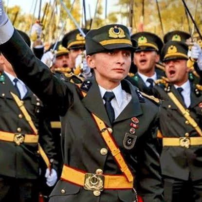 Cumhuriyet'in kurucusuna gönülden bağlılık gösteren genç Teğmenleri tebrik ediyorum.