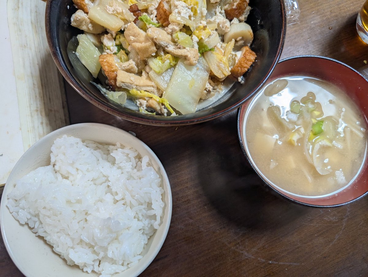 夜食を食べちゃった。晩飯の白菜炊いたやつの残り。未だ残ってるから明日もいただきます。冷えても美味いのだよ。 