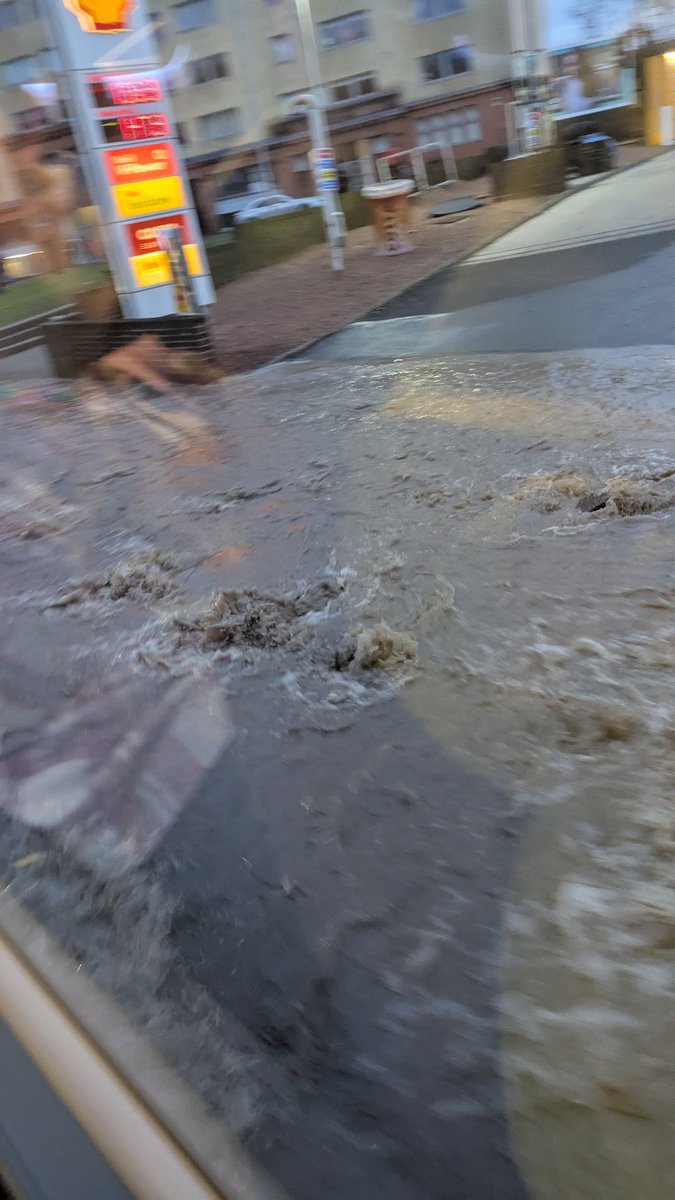 beale947's tweet photo. @scottish_water 

Major burst water main at the Eglinton Toll bus stop in Glasgow. (Pollockshaws road). Shops are being flooded. https://t.co/uE34woMFz1