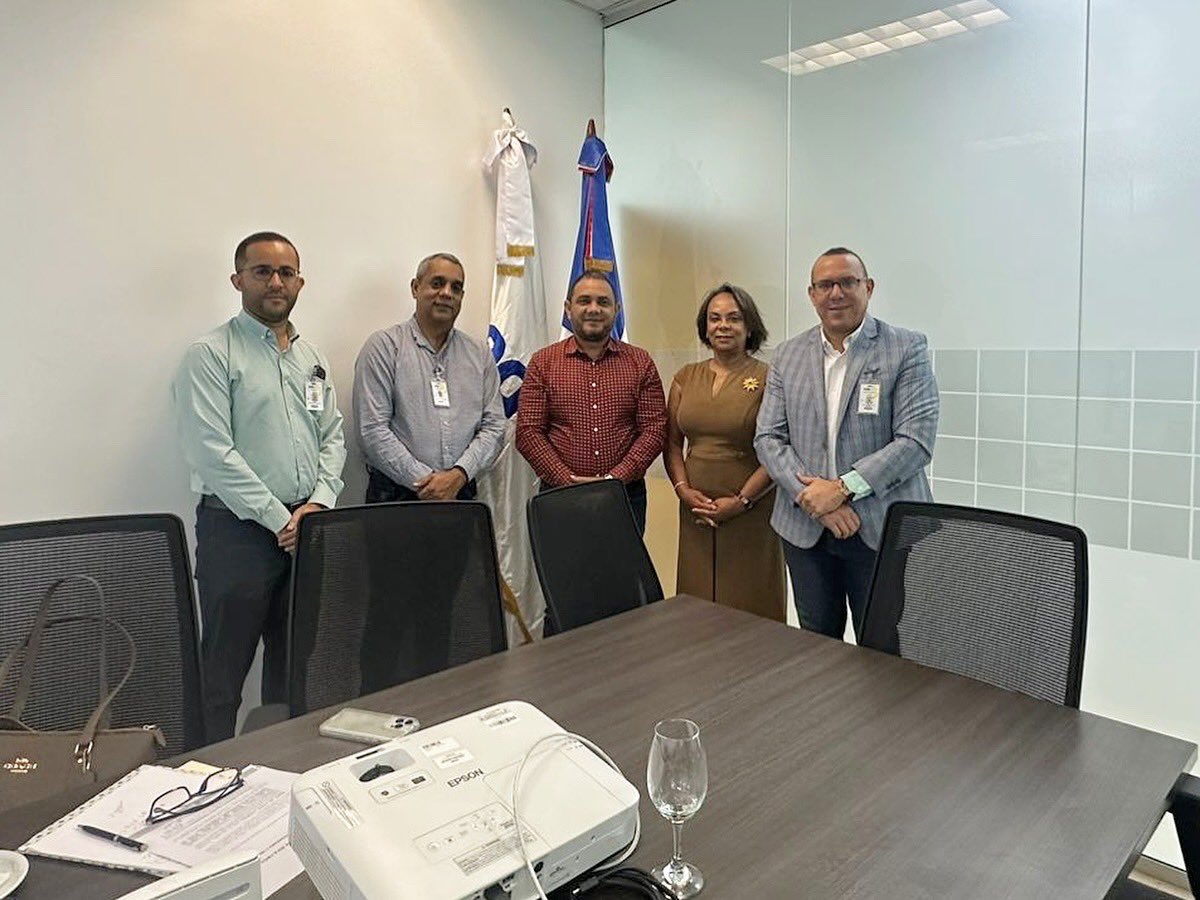 AlcaldiaBCh's tweet photo. Importante reunión de la Mesa Local de Seguridad y Generó Selaida Ramírez, Carmen Otaño y el director de comunicacion @adenauermorales con el Director general de @EdeesteRD Ing. Mario Pizarro y el @FranklinMinyet2, buscando mejoras en el servicio eléctrico de Boca Chica. https://t.co/qk6mRMqpRF