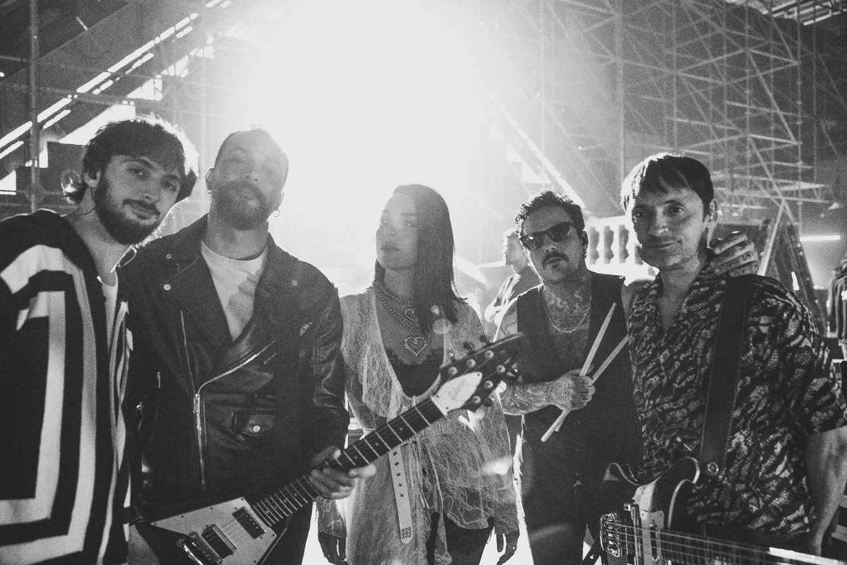 RuthLorenzo's tweet photo. A veces caminamos solos… hasta que descubrimos que nunca lo estuvimos.

Ellos son la familia BLACKSHEEP.

Las imágenes hablan por sí solas… así que aquí tenéis un adelanto de lo que se viene. 📸⚡

La era #BLACKSHEEP ha comenzado. 🖤🐑 Be ready!

#RUTH #ovejanegra #dirtylove https://t.co/sdhd3Q1VlR
