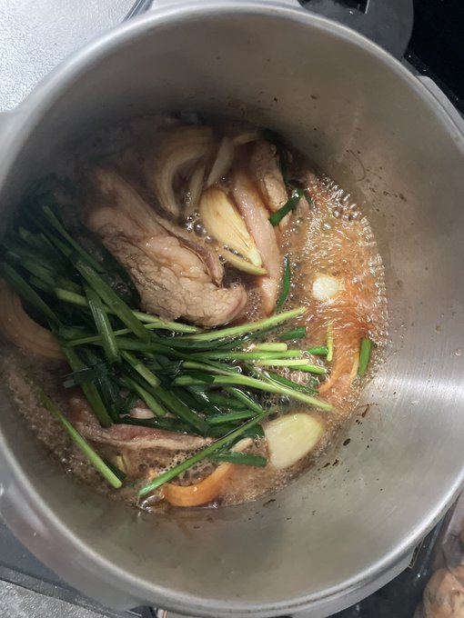 即席でチャーシュー作ったけど上手くできてよかった☺️
圧力鍋とコーラの組み合わせ最強やね 