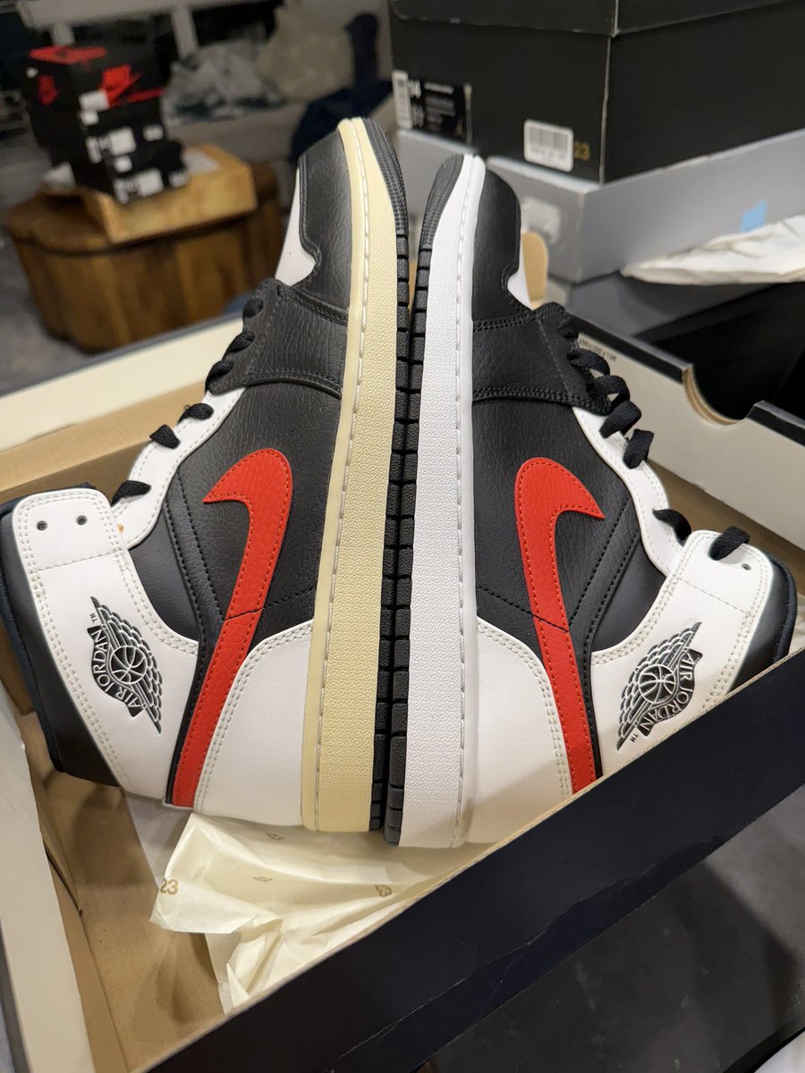 MaxwellNewman10's tweet photo. @thecommonhype Whatnot is so bad. Flooded with fakes and items coming not as described. I received this from a big whatnot seller https://t.co/m6PKiPNIaH